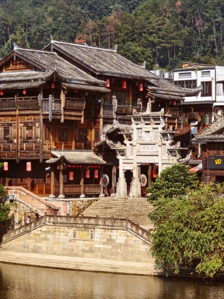 河畔古楼